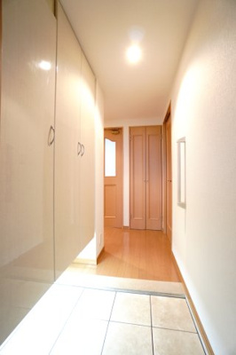 【玄関】 | 【リフォーム済】ライオンズマンション舟入本町 | 【玄関ホール】
人を迎え入れる最初の場所だからこそ、
清潔感があり纏まった空間にして頂ける様に
大型フローティングシューズBOXを設置。
照明はオートライト。消し忘れや
出入りが暗くならなく済みます！