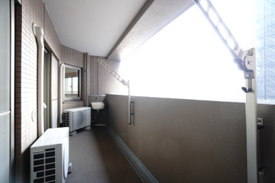 【バルコニー】 | 【リフォーム済】ライオンズマンション舟入本町 | 【バルコニー】
コンパクトながら、洗濯物干しや室外機置場としてしっかり機能する実用的なバルコニー。
スロップシンク付きで掃除や靴洗いにも便利。
更に外部電源も備え、日々の家事を支える頼れる作業スペース