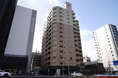 【外観】 | 【リフォーム済】ライオンズマンション舟入本町 | 【耐震性】
耐震性の高さを判断するポイントは、
建築確認申請日が1981年6月1日以降の
新耐震基準に適合しているかどうか。
震度６程度の大地震でも
建物が崩壊しないレベルが基準になりました。