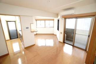 【居間・リビング】 | 【リフォーム済】ライオンズマンション舟入本町 | 【約15.0帖LDK】
視線が奥まで抜けるワイドなLDK。明るさと心地よさを兼ね備えた空間は、
家族の時間も一人の時間も、どちらも快適に過ごせる。
家具配置の自由度も高く、日常がより伸びやかに広がる。