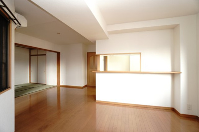 【居間・リビング】 | 【リフォーム済】ライオンズマンション舟入本町 | 【みんなが集う空間！】
ここにはみんなが集い、食事と楽しい会話が始まる。
話に夢中になりすぎて、つい時を忘れ
夜半過ぎになる。
そんな束の間の幸せを感じさせてくれる
場所になりそうですね！