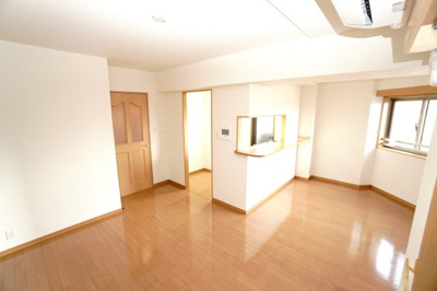 【居間・リビング】 | 【リフォーム済】ライオンズマンション舟入本町 | 【約15帖LDK】
キッチンカウンター越しに空間全体を見渡せる、家族の気配が繋がるLDK。
壁面を活かしてソファや収納を配置し易く、
暮らし方に合わせてレイアウトの幅が広がる、使い勝手の良い空間設計。