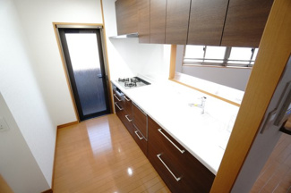 【キッチン】 | 【リフォーム済】ライオンズマンション舟入本町 | 【システムキッチン】
☆キッチンの特徴☆
・アクリストンワークトップ
・一度に5人分の食器が洗える食器洗い乾燥機
・ホース収納式シャワー水栓
・お手入れがし易いフラットスリムレンジフード
・勝手口