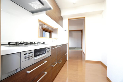 【キッチン】 | 【リフォーム済】ライオンズマンション舟入本町 | 【キッチンスペース】
リビングに面した明るい対面キッチンにリノベーション！
キッチン天板は白、収納扉は木調をセレクトし、優しい雰囲気を醸し出しています。
また、多機能で毎日の家事を手助けしてくれます！