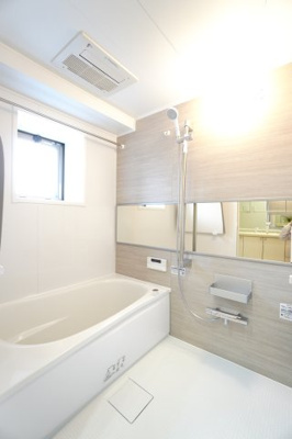 【浴室】 | 【リフォーム済】ライオンズマンション舟入本町 | 【バスルーム】
TOTO社製サザナシリーズは限られた空間を広くする工夫を
随所に盛り込みました。
「ゆるリラ浴槽」に「カラリ床」を標準装備。
独自の技術によりバスタイムをよりよく演出してくれます！