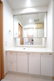 【独立洗面台】 | 【リフォーム済】ライオンズマンション舟入本町 | 【Takara Standard社製】
お子さんの目線にも合わせた
3面鏡付洗面化粧台を採用しました。
3面鏡裏側収納棚を設けており、
脱衣スペースを広く確保しております。