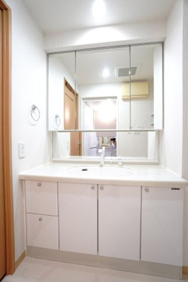 【独立洗面台】 | 【リフォーム済】ライオンズマンション舟入本町 | 【Takara Standard社製】
お子さんの目線にも合わせた
3面鏡付洗面化粧台を採用しました。
3面鏡裏側収納棚を設けており、
脱衣スペースを広く確保しております。