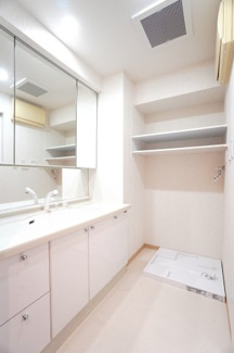 【独立洗面台】 | 【リフォーム済】ライオンズマンション舟入本町 | 【パウダールーム】
嬉しい、タオル掛け付きの2段可動式のリネンラック。
しかも装着が楽なワンタッチ式の給水栓！
洗濯機置場はドラム式の洗濯機も入るサイズですが、
お手持ちのサイズが入るか要確認です！