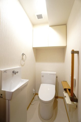 【トイレ】 | 【リフォーム済】ライオンズマンション舟入本町 | 【レストルーム】
TOTO社製の清潔機能付き！
汚れがつきにくく、お手入れはサッとひと拭きで完了します。
節水性能にも優れ、環境にも家計にも優しい設計。
独立手洗い器とツインペーパーホルダーも装備！
