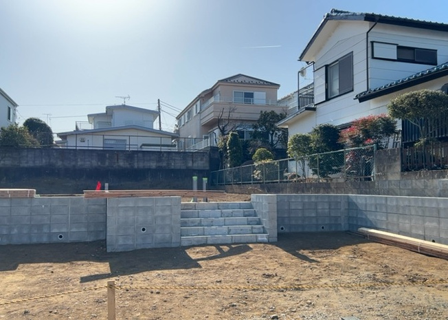 【バルコニー】 | バルコニーは、室外の専用スペースのうち、「屋根がなく開放された空間」であるものを指します。ベランダより広いタイプのものが多く、日当たりもよいため家庭菜園などを楽しみたい人にとって適した環境となります。