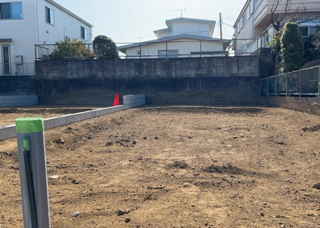 【構造・工法・仕様】 | 木造住宅とは土台、壁、柱など建築物の強度を支える構造体の材に木が使用されている構造を指します。構造体は建物の自重を支えるだけではなく風圧や水圧、積裁荷重などあらゆる衝撃に耐えるための基礎です。