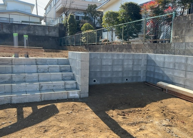 【構造・工法・仕様】 | ベタ基礎とは、柱の位置に関係なく全体に基礎がある事を指し、面積が大きい分建物の重さを全体に分散できます。また、地面からの湿気や害虫を遮断でき、木造住宅で心配されるシロアリ被害を防ぐ効果も期待できます。