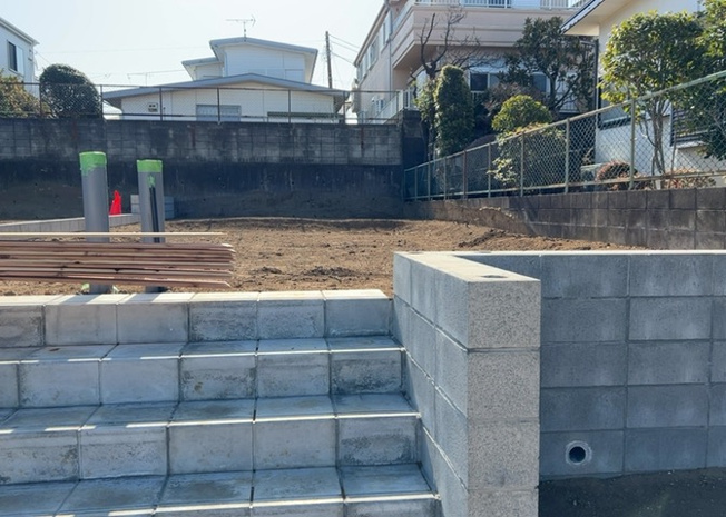 【冷暖房・空調設備】 | 基礎パッキング工法とは、床下の換気確保のため基礎と土台の間に緩衝材を挟み込む工法です。土台の下に数十センチの間隔で設置されるため、全体的な隙間が生まれます。床下換気口に比べて高い通気性が確保されます。