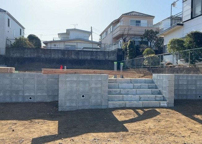 【外観】 | 現地に行くなら、物件の周囲の地形がどうなっているかを見ることも大切です。周辺より低くなっている土地では、大雨などで水が集まりやすいため、地盤が弱くなっているということも考えられるため、注意が必要です。