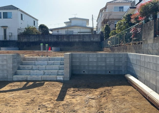 【外観】 | 現在は更地となっています。現地をご見学に行く際は、道路の幅や周辺の交通量、施設などをご確認頂くことをおすすめします！ある程度イメージをつけたいという場合は、同売主の施工事例や完成パースもお見せします。