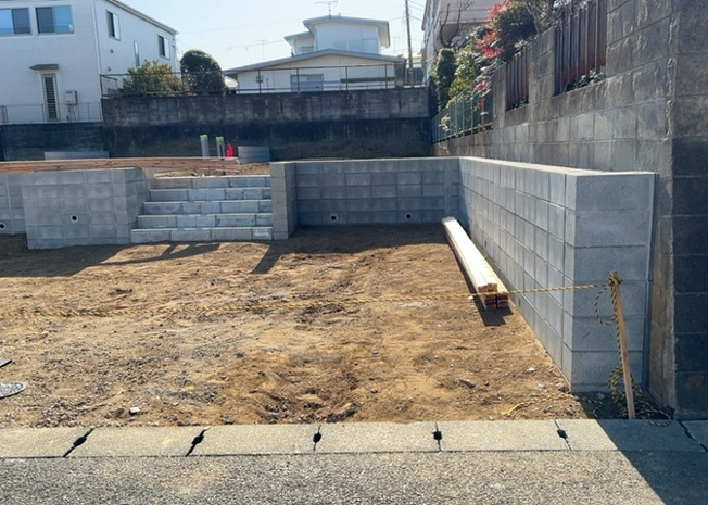 【駐車場】 | 車一台あたりに必要なスペースは、標準サイズの普通自動車で横幅2m50cm、長さ5mは必要になります。ただし、乗降のことも考慮して横幅3m30cm、長さ5m50cmほどは確保できるところを選びましょう。