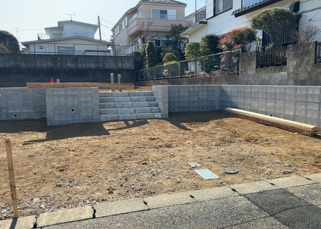 【庭】 | 家族でのBBQを行うのであれば3坪程度の広さがあればよいでしょう。ガーデニングや家庭菜園を楽しむ際は、手入れが行き届く範囲にすると安心です。また、庭のある方角や接道が気になる方は事前に確認しましょう。