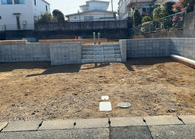 【庭】 | 庭のある家に住むことのメリットとして、子どもたちの遊び場を確保できること、ガーデニングや家庭菜園を楽しめること、明るさを確保できることがあります。また、配置を工夫することでプライバシーが確保できます。