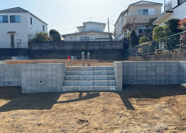 【玄関】 | 玄関は、狭すぎると複数人で使いにくく、広すぎても無駄な空間になりがちです。最低2畳を目安にして、家の広さとの兼ね合いや家族の人数を考慮して決めるとよいでしょう。現地を見学して快適な玄関を選びましょう！