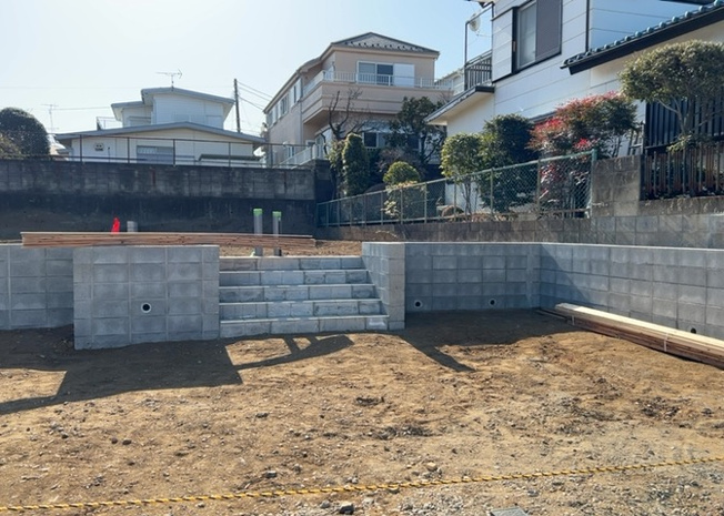 【玄関】 | 玄関ポーチにおいて最も重視すべきと言っても良いのが広さです。適切な広さの玄関ポーチでないと外見的なバランスは崩れてしまいますし、何より使いにくくなってしまいますので、現地で実際に下見をしてみましょう！