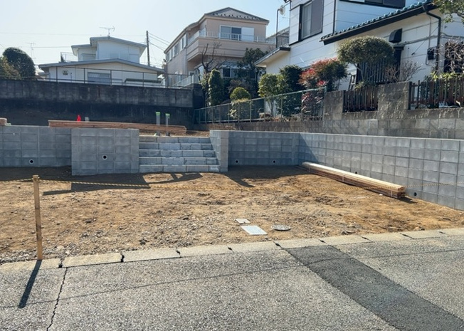 【前面道路含む現地写真】 | 住宅用の土地では前面道路に2m以上接していなければならないと法律で定められています。しかし、お持ちの車のサイズやライフスタイルなどにより、2mでは利便が悪い場合もございますので、事前に確認しましょう。