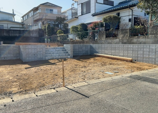 【前面道路含む現地写真】 | お持ちの車種によっては前面道路が広い方が便利でしょう。しかし、前面道路が広ければその分交通量が多くなるため、騒音などが気になる場合があります。実際に現地を見学し、周辺交通量や騒音などを確認しましょう！