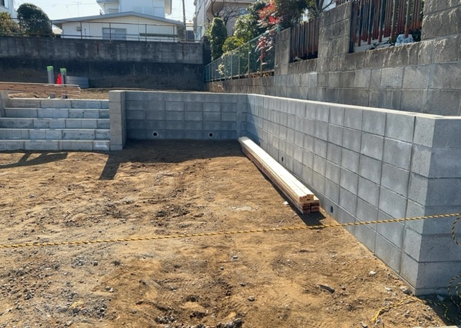 【駐車場】 | 駐車場と明記されていても、最小スペースでつくられた駐車場だと大型車は駐車できなかったり、出入りしにくくなったりする可能性があります。お車のサイズと購入したい物件の駐車場のサイズを現地で確認しましょう。