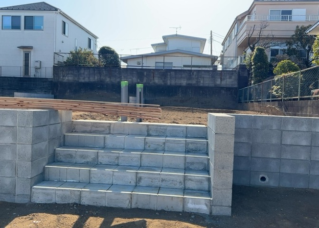 【玄関】 | 玄関は家の顔でもあり、家族以外の目にも止まる場所です。玄関は外との間を仕切る扉、靴などをしまっておく収納スペース、靴脱ぎのたたきスペース、来客とのやり取りをするドアホンなど複数のアイテムからなります。