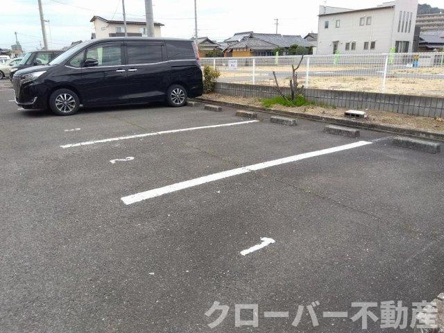 レオパレス高木の駐車場