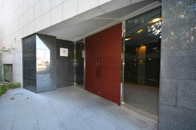 コスモリード新宿余丁町のエントランス