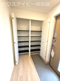 【玄関】 | 羽島市福寿町本郷新築建売全2棟！福寿小学校まで徒歩4分！お車スペース3台可能！WICあり！ | 羽島市福寿町本郷新築建売全2棟！福寿小学校まで徒歩4分！お車スペース3台可能！ウォークインクローゼット