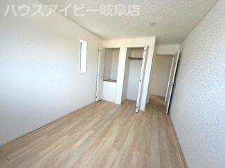 【洋室】 | 羽島市福寿町本郷新築建売全2棟！福寿小学校まで徒歩4分！お車スペース3台可能！WICあり！ | 羽島市福寿町本郷新築建売全2棟！福寿小学校まで徒歩4分！お車スペース3台可能！ウォークインクローゼット