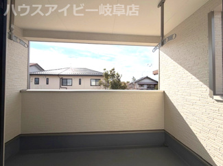 【バルコニー】 | 羽島市福寿町本郷新築建売全2棟！福寿小学校まで徒歩4分！お車スペース3台可能！WICあり！ | 羽島市福寿町本郷新築建売全2棟！福寿小学校まで徒歩4分！お車スペース3台可能！ウォークインクローゼット
