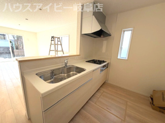 【キッチン】 | 羽島市福寿町本郷新築建売全2棟！福寿小学校まで徒歩4分！お車スペース3台可能！WICあり！ | 羽島市福寿町本郷新築建売全2棟！福寿小学校まで徒歩4分！お車スペース3台可能！ウォークインクローゼット