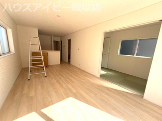 【居間・リビング】 | 羽島市福寿町本郷新築建売全2棟！福寿小学校まで徒歩4分！お車スペース3台可能！WICあり！ | 羽島市福寿町本郷新築建売全2棟！福寿小学校まで徒歩4分！お車スペース3台可能！ウォークインクローゼット