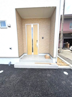 【玄関】 | 羽島市福寿町本郷新築建売全2棟！福寿小学校まで徒歩4分！お車スペース3台可能！WICあり！ | 羽島市福寿町本郷新築建売全2棟！福寿小学校まで徒歩4分！お車スペース3台可能！ウォークインクローゼット