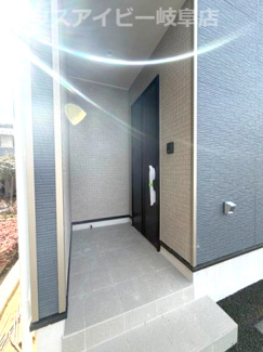 【玄関】 | 羽島市福寿町本郷新築建売全2棟！福寿小学校まで徒歩4分！お車スペース3台可能！WICあり！ | 羽島市福寿町本郷新築建売全2棟！福寿小学校まで徒歩4分！お車スペース3台可能！ウォークインクローゼット