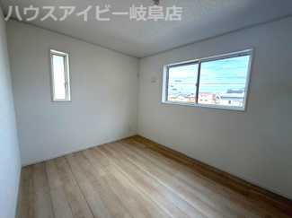 【洋室】 | 羽島市福寿町本郷新築建売全2棟！福寿小学校まで徒歩4分！お車スペース3台可能！WICあり！ | 羽島市福寿町本郷新築建売全2棟！福寿小学校まで徒歩4分！お車スペース3台可能！ウォークインクローゼット