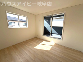 【洋室】 | 羽島市福寿町本郷新築建売全2棟！福寿小学校まで徒歩4分！お車スペース3台可能！WICあり！ | 羽島市福寿町本郷新築建売全2棟！福寿小学校まで徒歩4分！お車スペース3台可能！ウォークインクローゼット