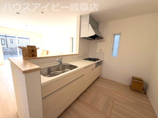 【キッチン】 | 羽島市福寿町本郷新築建売全2棟！福寿小学校まで徒歩4分！お車スペース3台可能！WICあり！ | 羽島市福寿町本郷新築建売全2棟！福寿小学校まで徒歩4分！お車スペース3台可能！ウォークインクローゼット