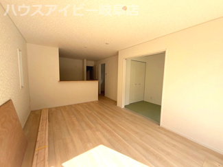 【居間・リビング】 | 羽島市福寿町本郷新築建売全2棟！福寿小学校まで徒歩4分！お車スペース3台可能！WICあり！ | 羽島市福寿町本郷新築建売全2棟！福寿小学校まで徒歩4分！お車スペース3台可能！ウォークインクローゼット