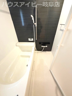 【浴室】 | 羽島市福寿町本郷新築建売全2棟！福寿小学校まで徒歩4分！お車スペース3台可能！WICあり！ | 羽島市福寿町本郷新築建売全2棟！福寿小学校まで徒歩4分！お車スペース3台可能！ウォークインクローゼット
