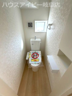 【トイレ】 | 羽島市福寿町本郷新築建売全2棟！福寿小学校まで徒歩4分！お車スペース3台可能！WICあり！ | 羽島市福寿町本郷新築建売全2棟！福寿小学校まで徒歩4分！お車スペース3台可能！ウォークインクローゼット