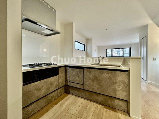 葛飾区東金町4丁目新築分譲住宅のキッチン|収納豊富なシステムキッチン