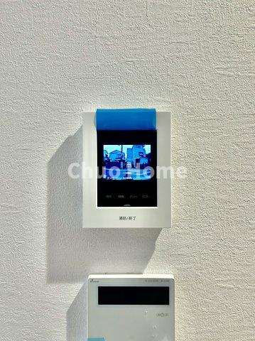 葛飾区東金町4丁目新築分譲住宅のセキュリティ|【モニターホン】誰が来たかすぐにわかるカラーモニター付きインターホン。通話ボタンを押すまでは室内の音は漏れていませんので相手を確かめてから応対できます。