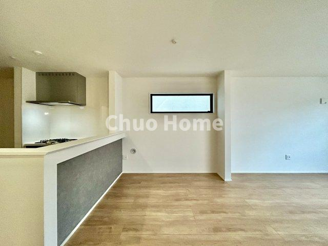 葛飾区東金町4丁目新築分譲住宅のキッチン|視界に広がりを生むオープンなキッチン。料理や片付けをしながら、家族との会話を楽しんだり、リビングで遊ぶ子どもを見守れます。ご見学時には家具の配置などもイメージしながらぜひご覧になって見て下さい。