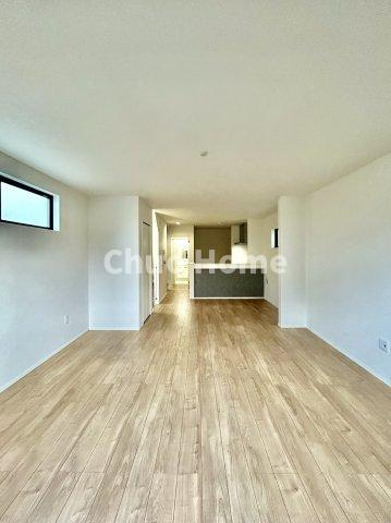 葛飾区東金町4丁目新築分譲住宅の居間・リビング|【リビングダイニング】一日の中で多くの時間を過すことになるリビングダイニングだからこそ、いつも穏やかな空間であることが必然。爽やかな通風と採光を存分に感じる事が出来る空間です。