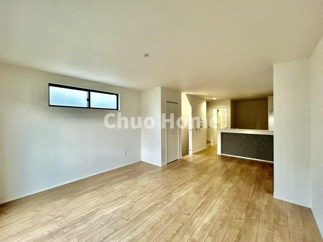 葛飾区東金町4丁目新築分譲住宅のダイニング|【ダイニング】忙しい朝でも、しっかり家族が揃って食事をして頂けるゆとりある大きさのダイニングスペース。奥様が作る手料理をカウンター越しに受けとって頂き、テーブルで囲む素敵な時間を存分に愉しんで下さい。