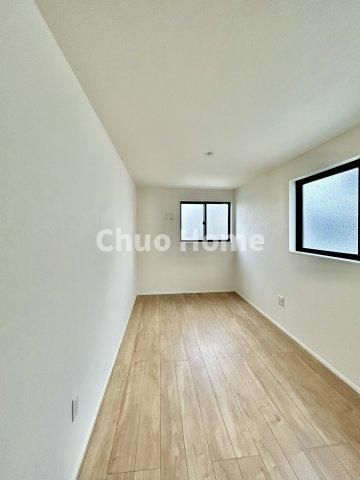 葛飾区東金町4丁目新築分譲住宅の寝室|【寝室】心と体をゆったりと安らげる主寝室。寝室のゆとりが大きい分だけ、暮らしの安らぎは深まります。一日の疲れを癒すだけでなく、ご夫婦の親密な語らいを紡ぎ出します