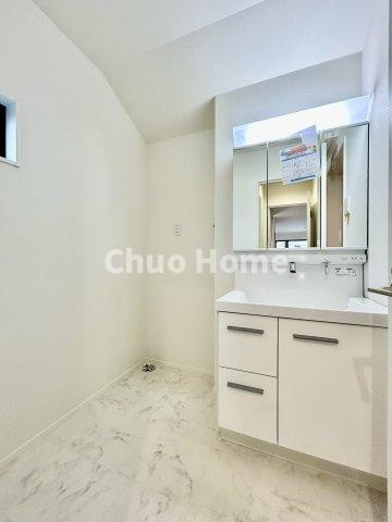 葛飾区東金町4丁目新築分譲住宅のランドリースペース|【ランドリースペース】担当者がスケールを持ち歩いておりますので、ご見学時には現在お使いの洗濯機などがきちんと収まるかなどもチェックして下さい。見学前に測っておくと非常に便利だと思います。